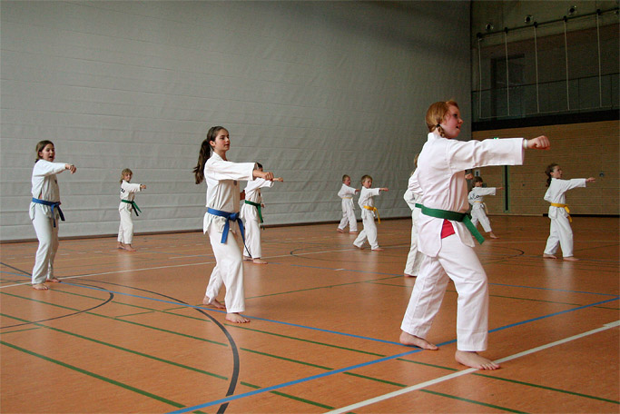 Kinder und Jugendliche
        laufen Taekwondo-Kreuzformen im Training in der Sporthalle in
        Bad Tölz