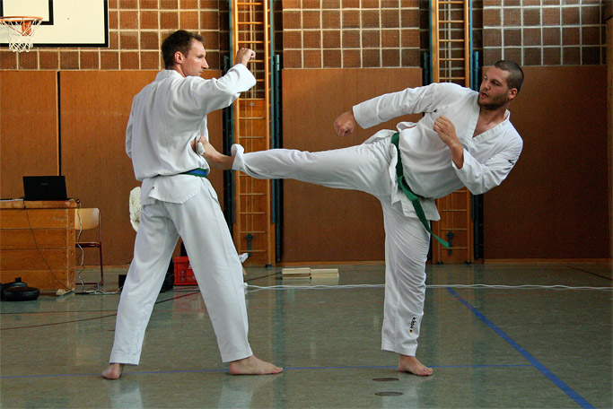 Zwei
        Taekwondo-Schüler (Männer) trainieren beim Sparring in der
        Tölzer Turnhalle einen seitlichen Fußtritt