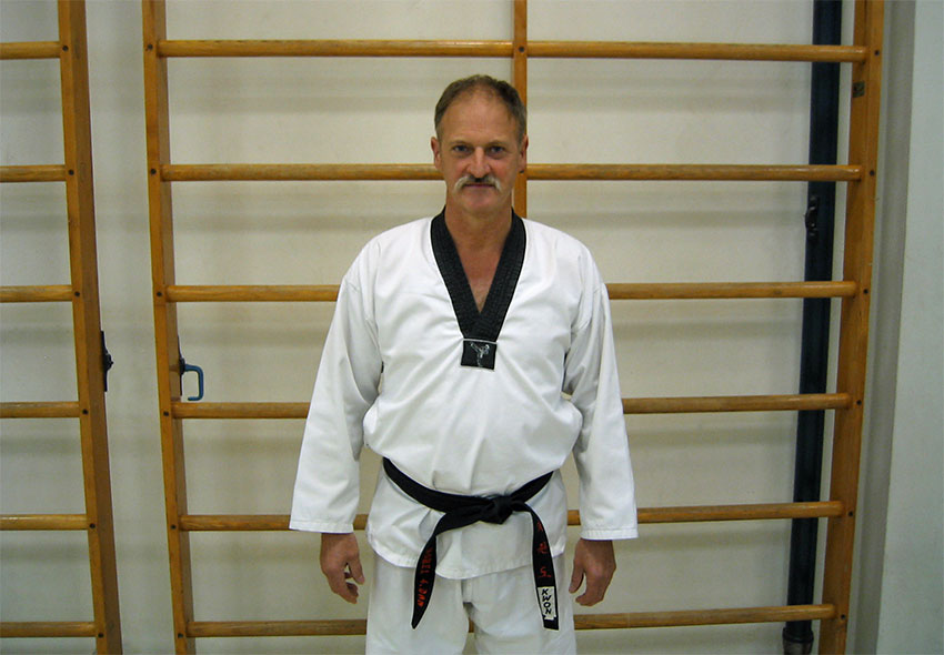 Taekwondo-Meister Willi Hobel (4. Dan) im Tobok mit
        schwarzem Gürtel